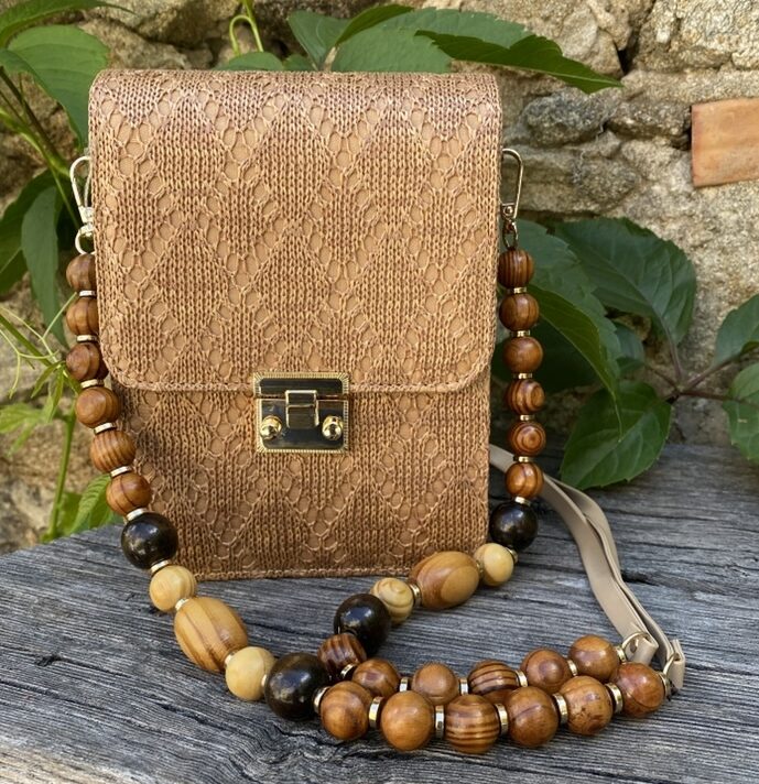 Pochette téléphone en simili cuir tressé – Perles boisées artisanales